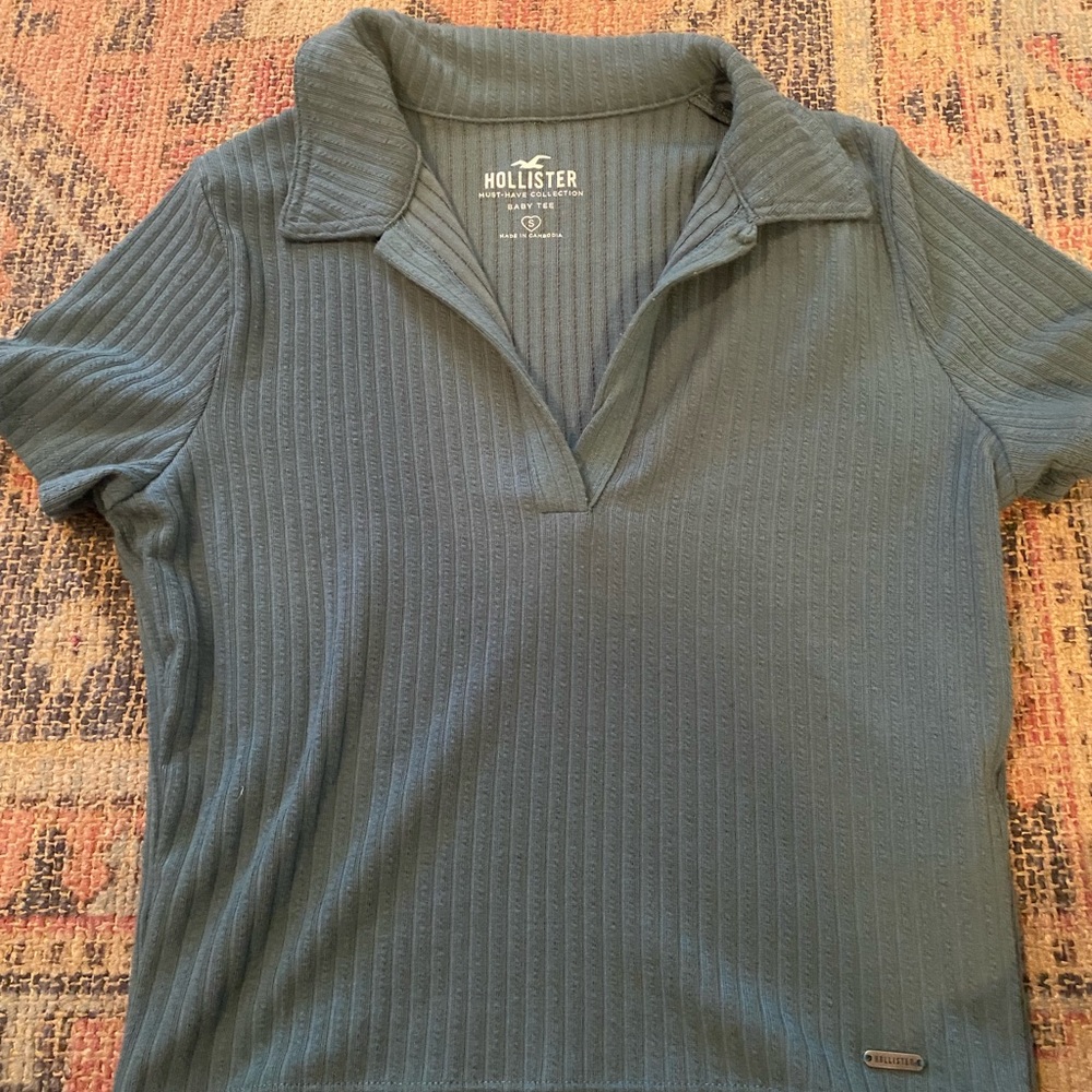 Green Hollister cropped ribbed shirt with collar. Never worn!